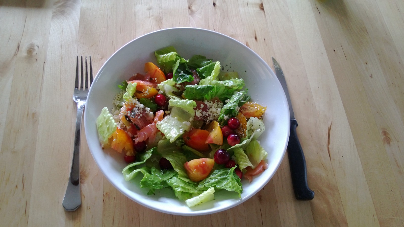 Welcoming Fall: cranberry and smoked salmon salad