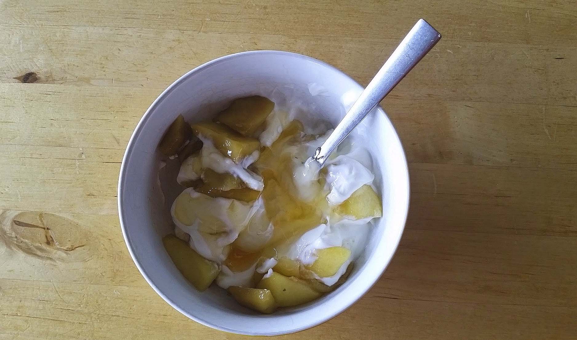 Greek yogurt + mango and apple fruit compote = healthy after workout snack