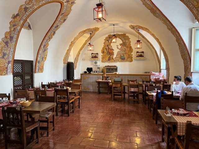 Interior de El Bodegón el comedor donde se sirve el cocido de taba en el Parador de Chinchón