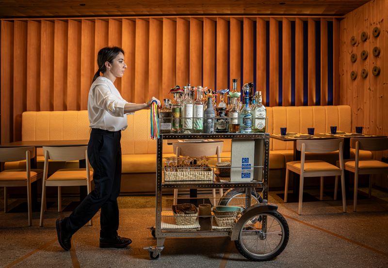El carrito de licores de Can Chán Chán ofrece más de 70 referencias de tequilas, mezcales, raícillas y sotoles