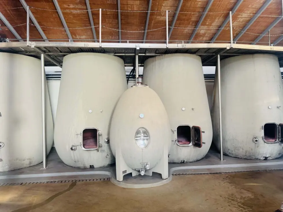 Huevos de hormigón en la bodega Cortijo de los Aguilares en Ronda